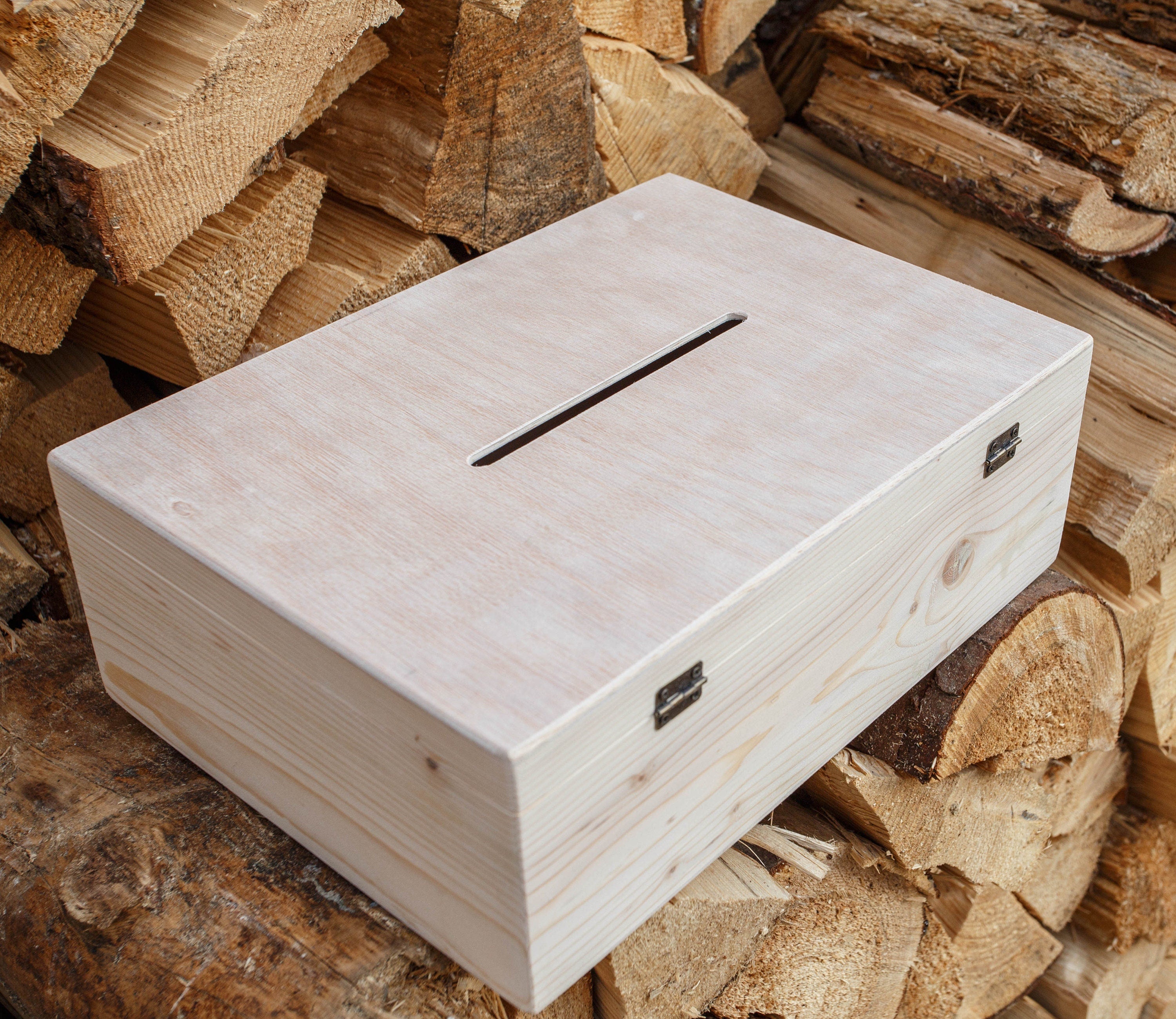 Cutie pentru Plicuri de Dar Nuntă din Lemn Natural – 35 × 25 × 12 cm – Personalizabilă prin Gravare