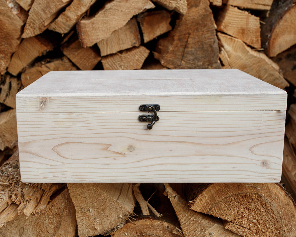 Cutie pentru plicuri de dar din lemn natural netratat, dimensiuni 35 × 25 × 12 cm, cu fantă pentru plicuri, închidere metalică și posibilitate de personalizare prin gravare laser, ideală pentru nunți.
