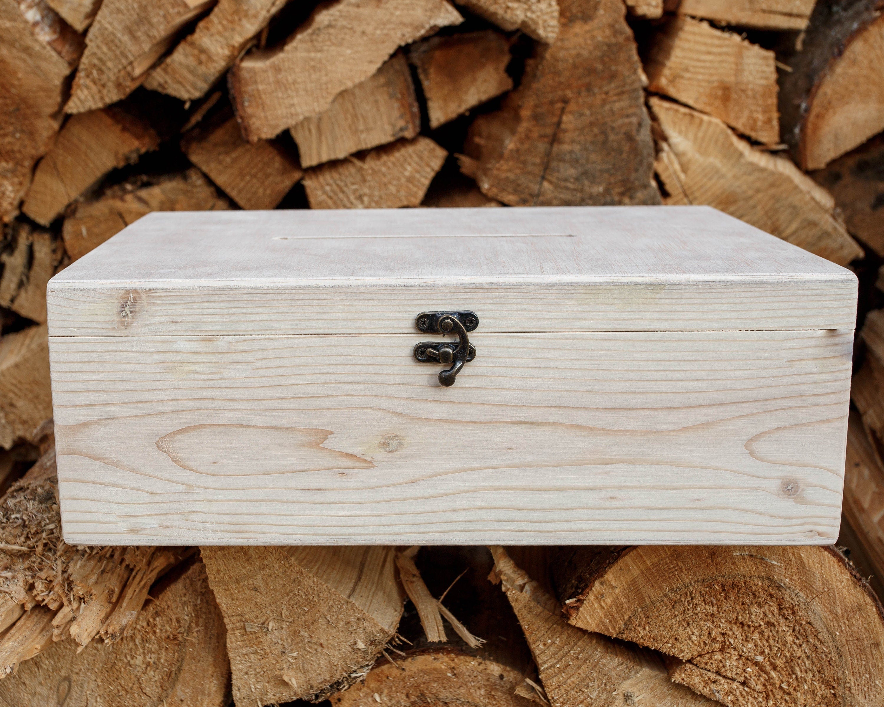 Cutie pentru plicuri de dar din lemn natural netratat, dimensiuni 35 × 25 × 12 cm, cu fantă pentru plicuri, închidere metalică și posibilitate de personalizare prin gravare laser, ideală pentru nunți.