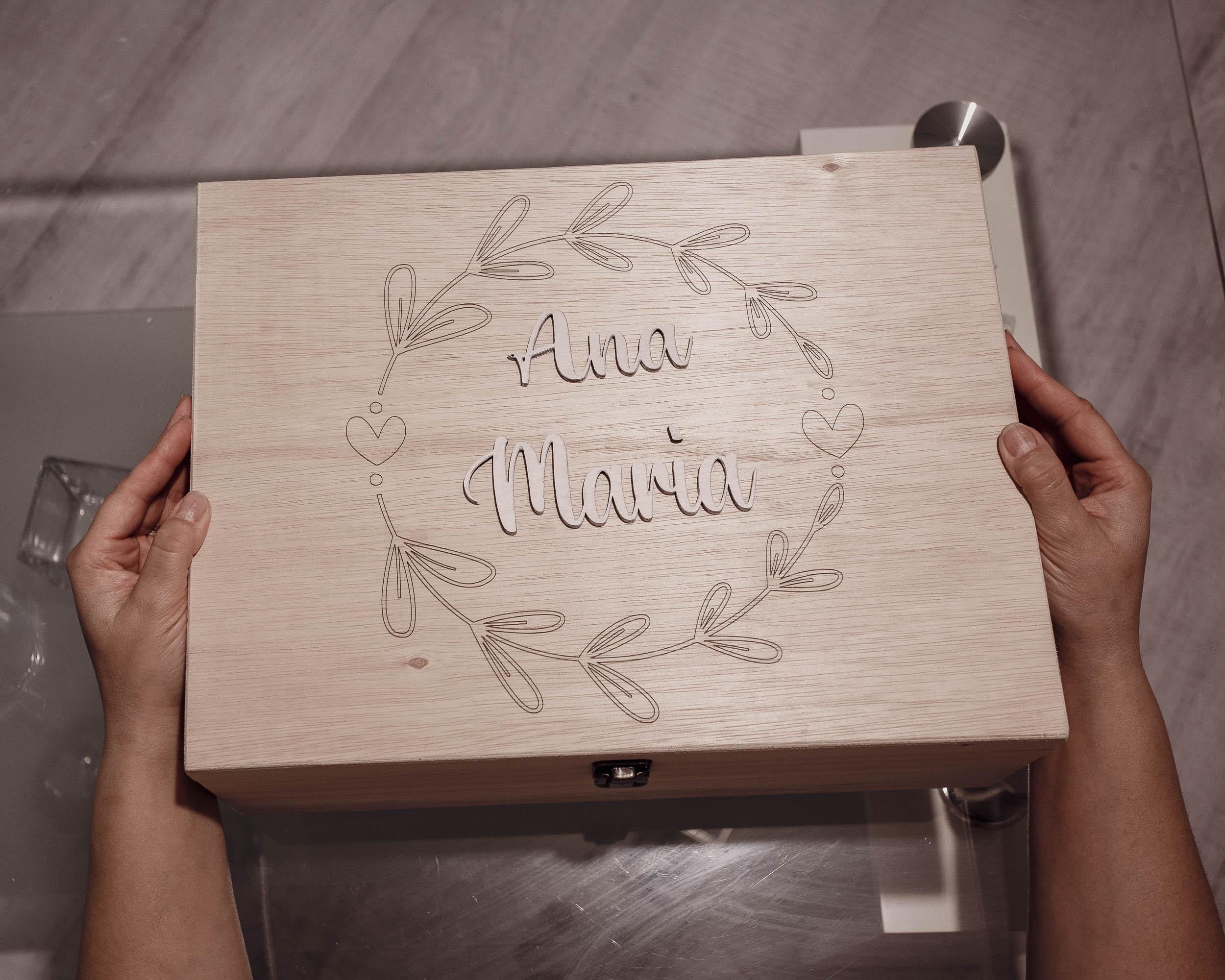 Cutie de botez din lemn personalizată cu gravură laser, dimensiuni 40 × 30 × 14 cm, ideală pentru păstrarea trusoului, fotografiilor și amintirilor de la botezul copilului.