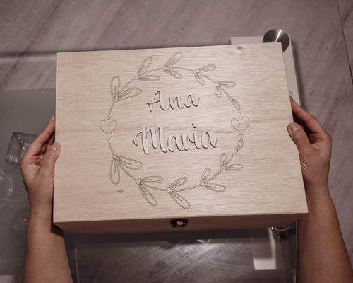 Cutie de botez din lemn personalizată cu gravură laser, dimensiuni 40 × 30 × 14 cm, ideală pentru păstrarea trusoului, fotografiilor și amintirilor de la botezul copilului.