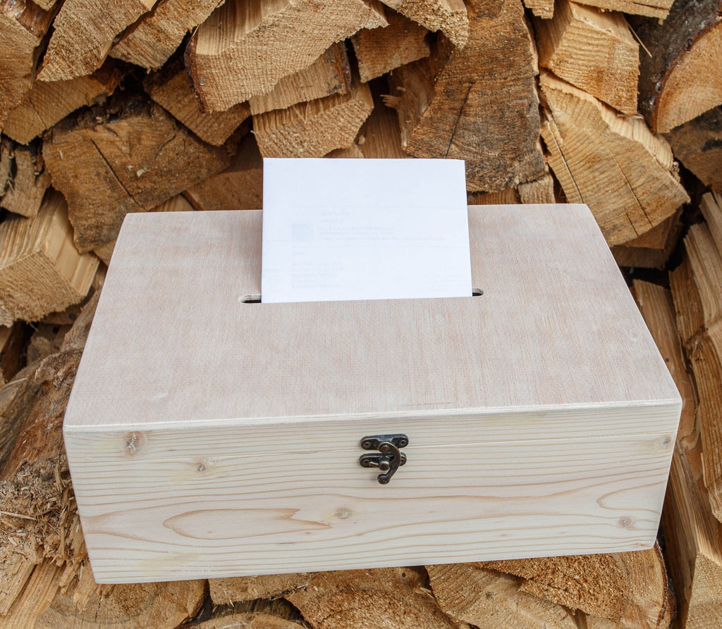 Cutie pentru plicuri de dar din lemn natural netratat, dimensiuni 35 × 25 × 12 cm, cu fantă pentru plicuri, închidere metalică și posibilitate de personalizare prin gravare laser, ideală pentru nunți.
