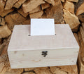 Cutie pentru plicuri de dar din lemn natural netratat, dimensiuni 35 × 25 × 12 cm, cu fantă pentru plicuri, închidere metalică și posibilitate de personalizare prin gravare laser, ideală pentru nunți.