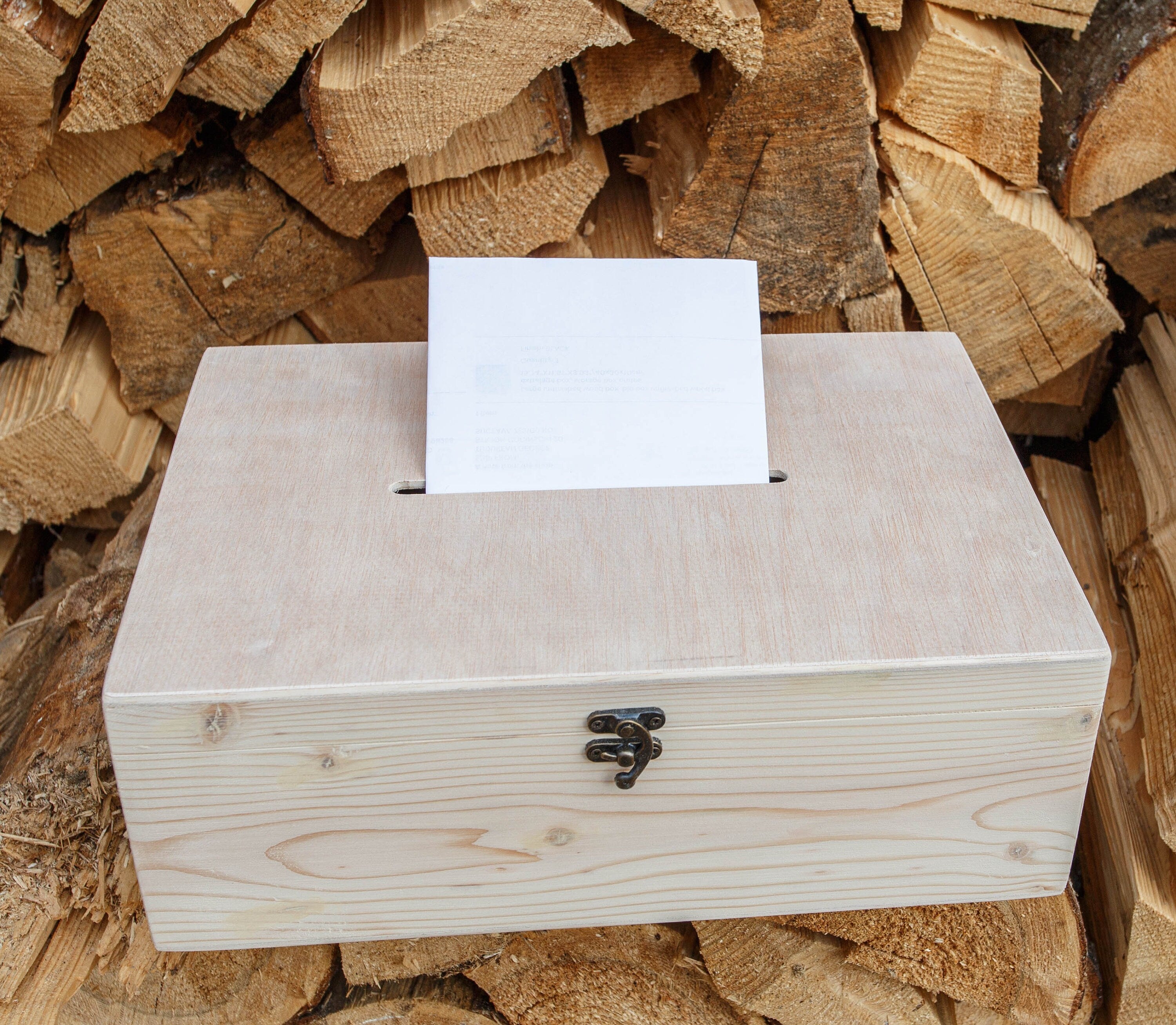 Cutie pentru plicuri de dar din lemn natural netratat, dimensiuni 35 × 25 × 12 cm, cu fantă pentru plicuri, închidere metalică și posibilitate de personalizare prin gravare laser, ideală pentru nunți.