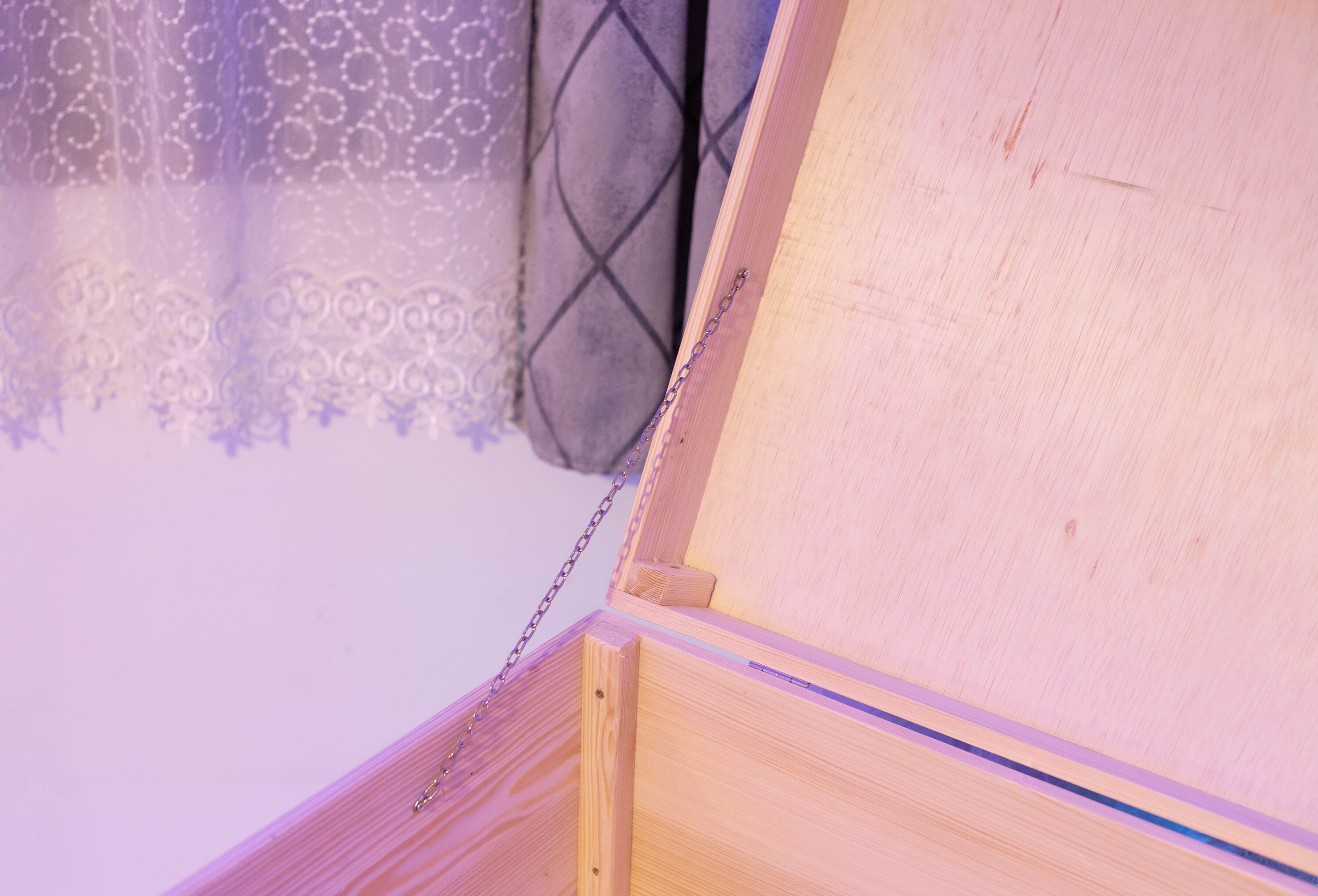Cufăr din lemn pentru depozitarea jucăriilor – 87 × 35 × 40 cm