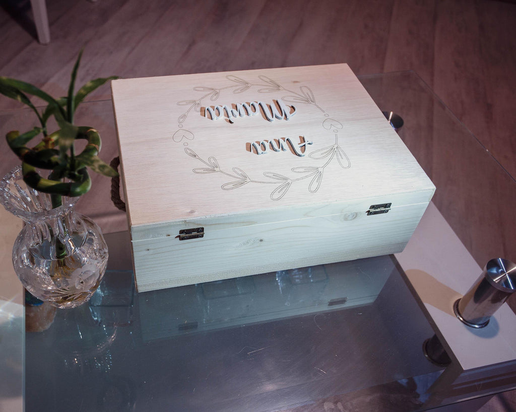 Cutie de Botez din Lemn Personalizată cu Gravură – 40 × 30 × 14 cm | Cutie Amintiri Bebeluș