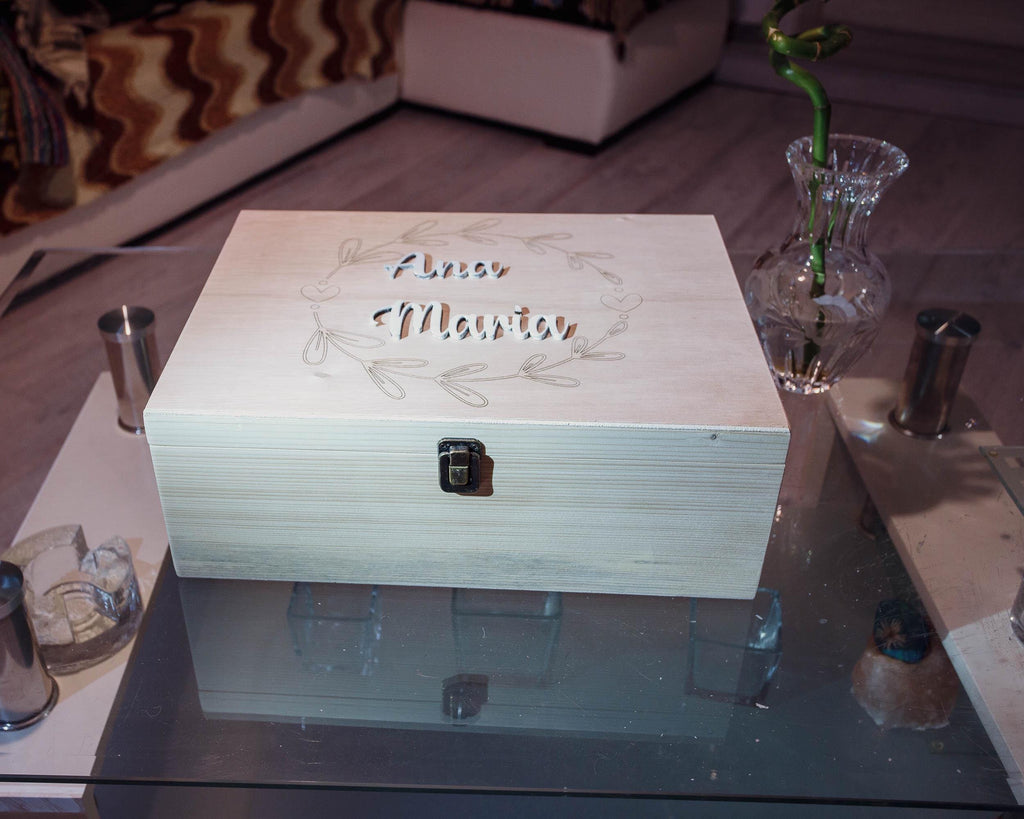 Cutie de botez din lemn personalizată cu gravură laser, dimensiuni 40 × 30 × 14 cm, ideală pentru păstrarea trusoului, fotografiilor și amintirilor de la botezul copilului.