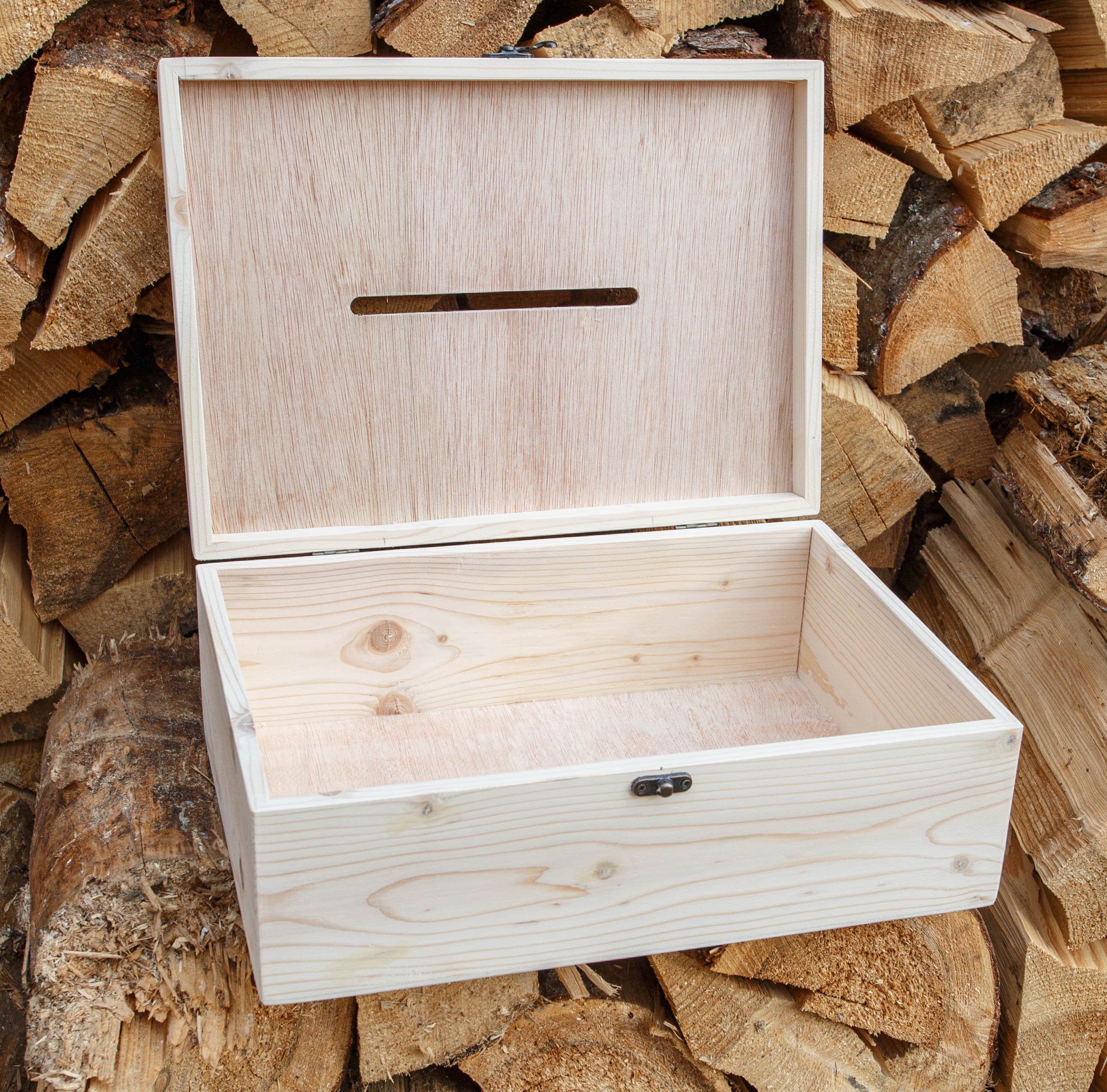 Cutie pentru plicuri de dar din lemn natural netratat, dimensiuni 35 × 25 × 12 cm, cu fantă pentru plicuri, închidere metalică și posibilitate de personalizare prin gravare laser, ideală pentru nunți.